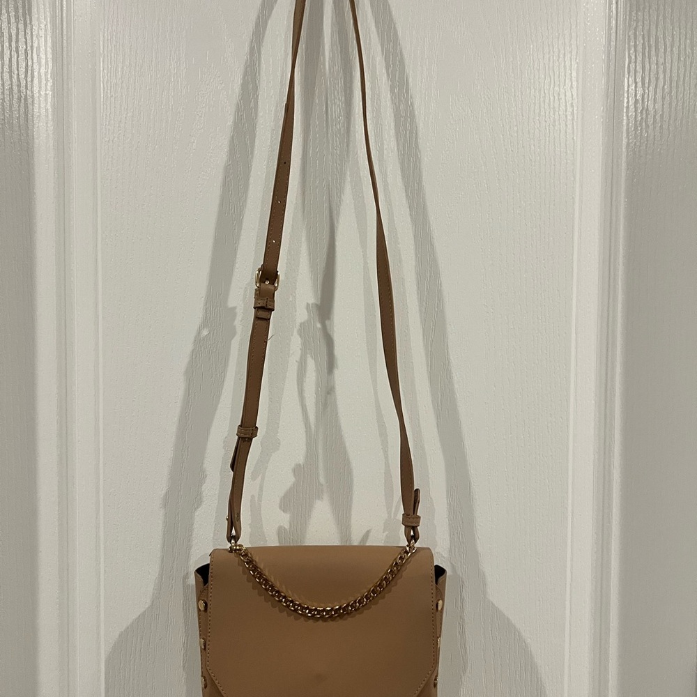 Chic Tan Crossbody Bag with Chain Strap
